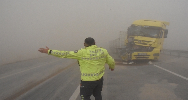 Konya ve Aksaray'da etkili olan kum fırtınası trafikte aksamaya neden oldu