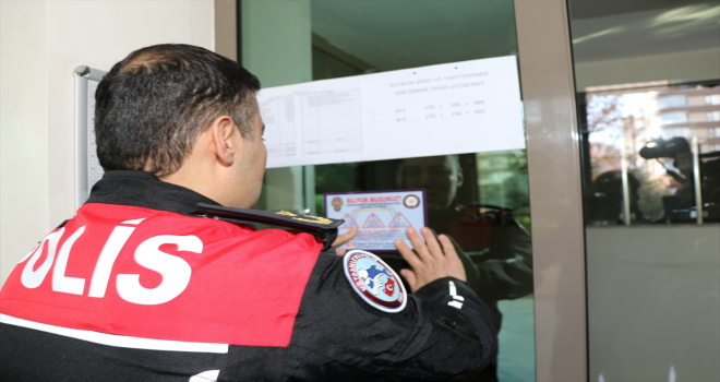Niğde'de polis ekipleri, hırsızlara karşı bina girişlerine bilgilendirici çıkartma yapıştırdı