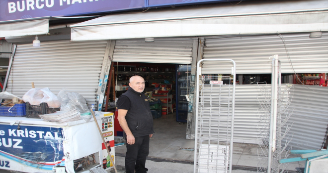 Serik'te kazada savrulan otomobil marketin içine girdi