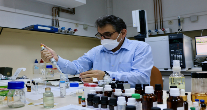 Üniversitede tıbbi ve aromatik bitkilerin yağı ve esansını çıkarıyorlar