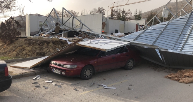 Yozgat'ta şiddetli rüzgar hasara neden oldu