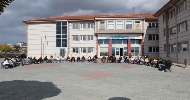 Yunak'ta üniversite öğrencilerinden kitap okuma etkinliği