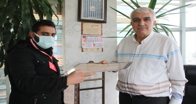 Akşehir Belediyesi esnaf ve vatandaşlara İstiklal Marşı tablosu armağan etti