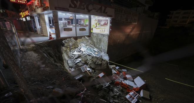 Ankara'da bir inşaatın temel kazısı çökünce yan binadaki dükkanda da çökme oluştu 
