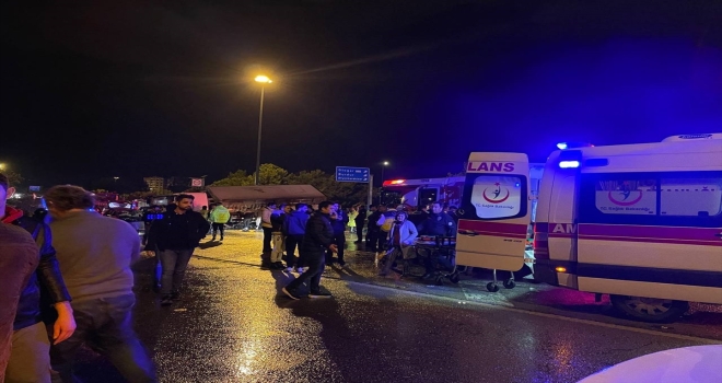 Antalya'da 5 aracın karıştığı zincirleme kazada bir kişi öldü, 4 kişi yaralandı