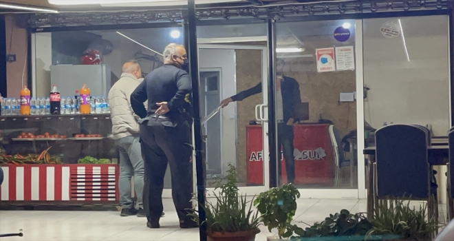 Antalya'da bir iş yerine döner bıçağıyla giren kişi polisin ikna çabasıyla çıkarıldı