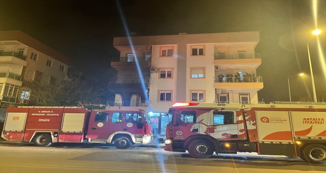Antalya'da evde çıkan yangında bir kadın dumandan etkilendi