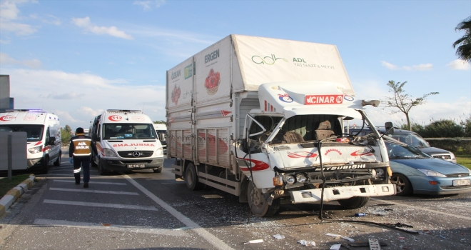 Antalya'da kamyonetle tırın çarpıştığı kazada 2 kişi yaralandı