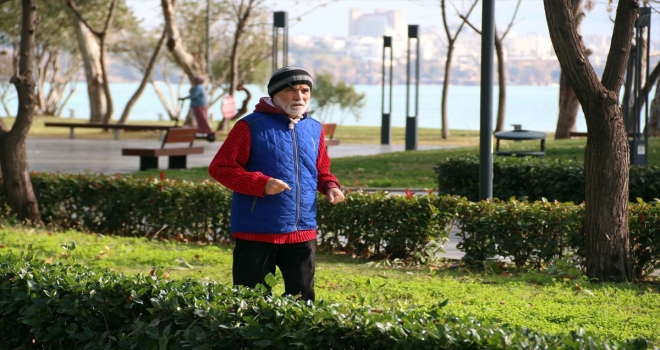 Antalya'da kuvvetli rüzgar ve sağanak yerini güneşli havaya bıraktı