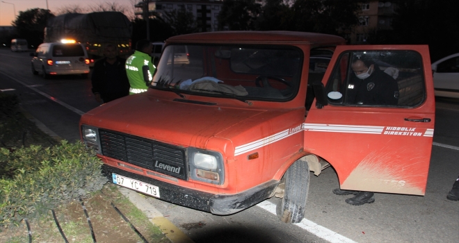 Antalya'da önce kaldırıma, sonra otomobile çarpan kamyonetin sürücüsü öldü