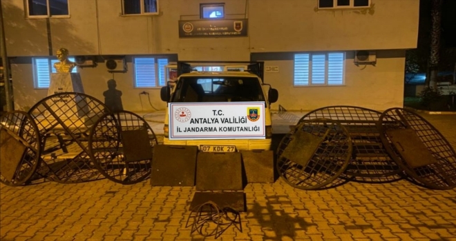 Antalya'da sulama kanalı kapağı çalan şüpheliler yakalandı