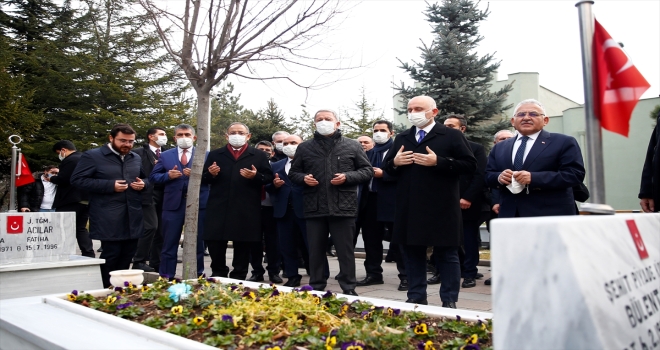 Bakanlar Akar ve Karaismailoğlu, Kayseri'de 15 askerin şehit olduğu durağa çelenk bıraktı