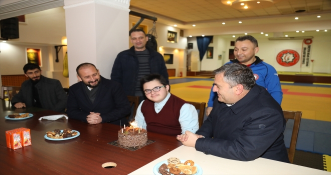 Çubuk Belediye Başkanı Demirbaş'tan engelli sporcuya doğum günü sürprizi