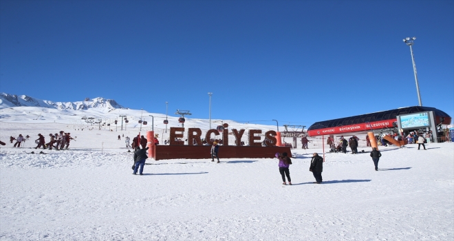 Erciyes Kayak Merkezi'nde hafta sonu yoğunluğu