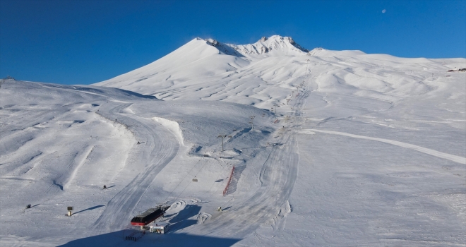 Erciyes'te kar kalınlığı 50 santimetreye ulaştı