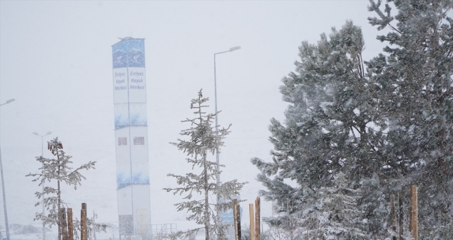 Erciyes'te kar yağışı etkili oluyor