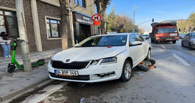 Eskişehir'de meydana gelen trafik kazasında kaldırımda bekleyen iki kadın yaralandı 