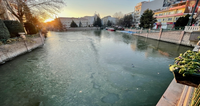 Eskişehir'den geçen Porsuk Çayı buz tuttu