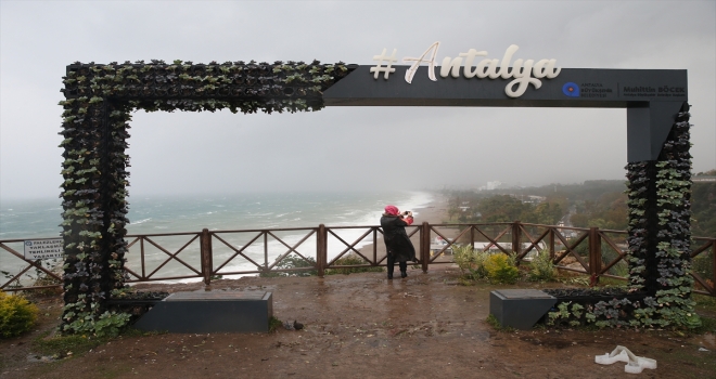 Antalya'da kuvvetli rüzgar ve sağanak etkili oluyor