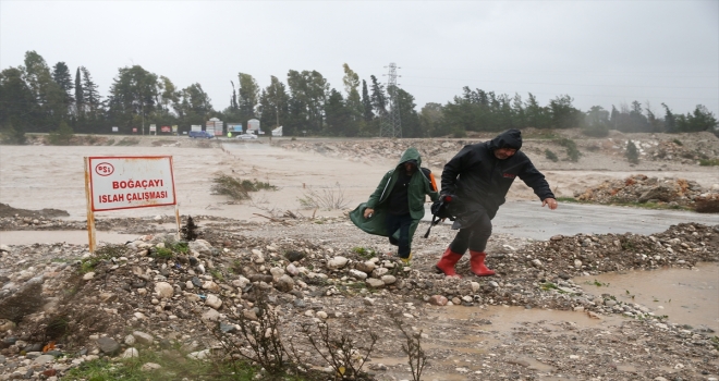 GÜNCELLEME 3 - Kırmızı kodla aşırı yağış uyarısı yapılan Antalya'da sağanak etkili oluyor