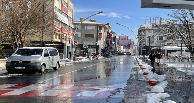 Karaman'da kar yağışı hayatı olumsuz etkiliyor