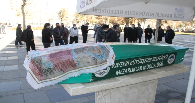 Kayseri'de bıçaklanarak öldürülen anne ve kızının cenazeleri toprağa verildi