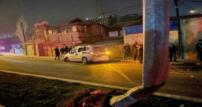 Kayseri'de hafif ticari araç ile minibüsün çarpışması sonucu 7 kişi yaralandı