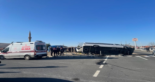 Kayseri'de minibüs ile otomobilin çarpıştığı kazada 7 kişi yaralandı