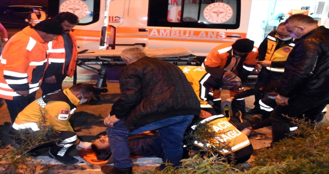 Kırıkkale'de kaza yerini temizleyen 2 işçi, otomobilin çarpması sonucu yaralandı