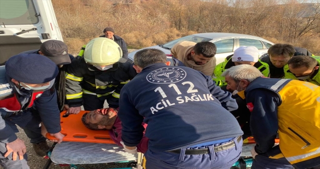 Kırıkkale'de şarampole devrilen kamyonetin sürücüsü yaralandı
