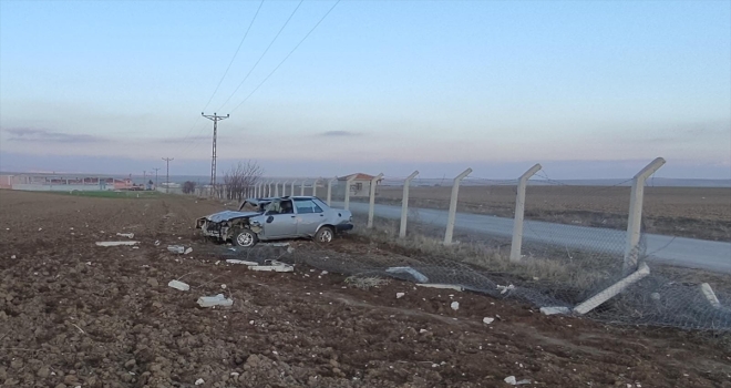 Konya'da devrilen otomobilin sürücüsü ağır yaralandı