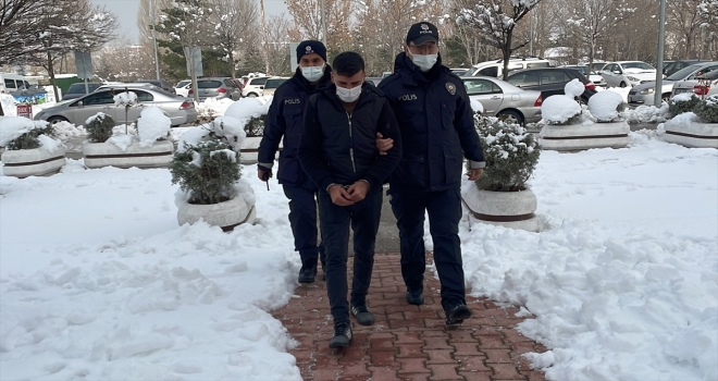 Konya'da ölümle tehdit ettiği ailesinin evine silahla gelen zanlı adliyede