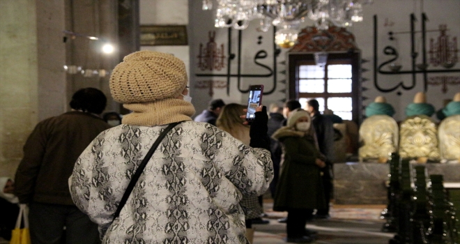 Mevlana Müzesi Şeb-i Arus töreni öncesi yerli ve yabancı ziyaretçilerle doldu 