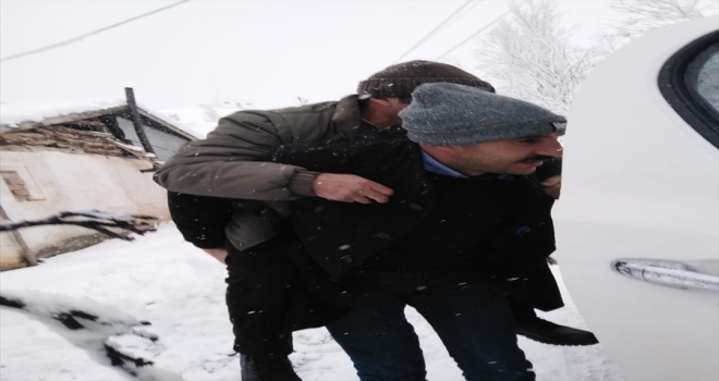 Sivas'ta bel fıtığı hastasının yardımına karla mücadele ekipleri yetişti 