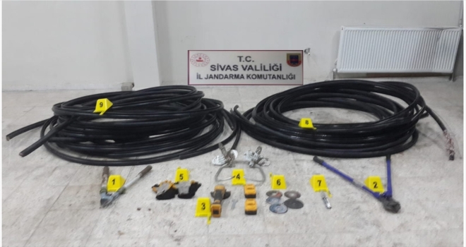 Sivas'ta kablo çalan 4 şüpheli yakalandı