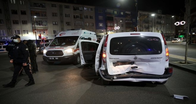 Sivas'ta kaçan şüphelinin neden olduğu kazada 2'si polis 4 kişi yaralandı