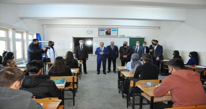 Akşehir Belediye Başkanı Salih Akkaya öğrencilerle teneffüste buluştu