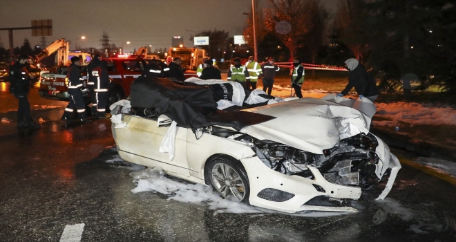 Ankara'da direğe çarptıktan sonra yanan otomobilin sürücüsü öldü