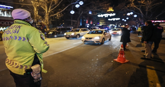 Ankara Valisi Şahin, yılın son akşamında görev başındaki polisleri ziyaret etti