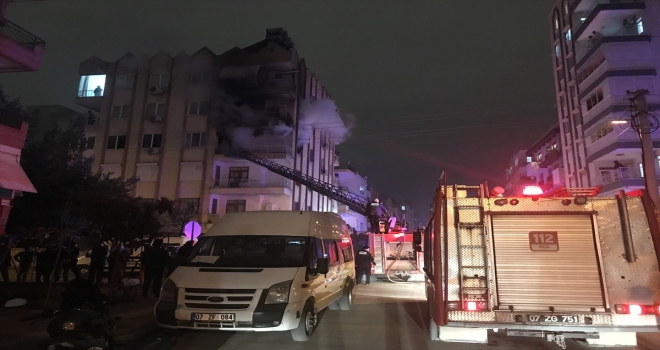 Antalya'da bir apartmanda çıkan yangında dumandan etkilenen kişi hastaneye kaldırıldı