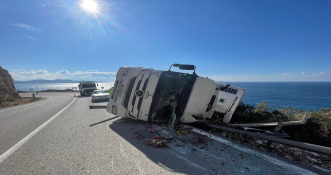 Antalya'da devrilen tırın sürücüsü yaralandı