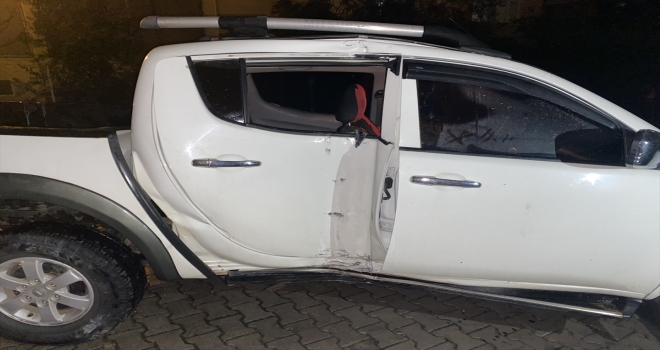 Antalya'da elektrik direğine çarpan pikap elektrik kesintisine neden oldu