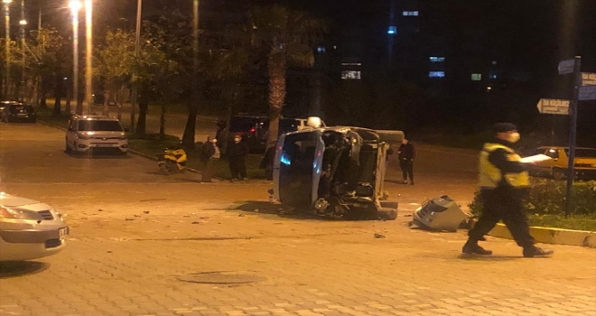 Antalya'da hafif ticari araç ile otomobilin çarpışması sonucu 4 kişi yaralandı