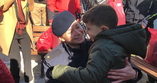 Antalya'da jandarma personeli otizmli çocuklara mont dağıttı
