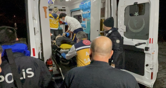 Antalya'da polis denizde boğulma tehlikesi geçiren kişiye kalp masajı yaptı