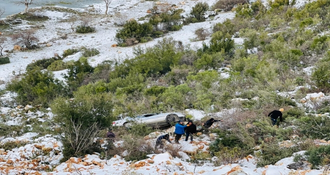 Antalya'da şarampole yuvarlanan araçtaki 3'ü çocuk 4 kişi yaralandı