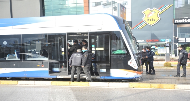 Antalya'da tramvayın çarptığı yaya ağır yaralandı