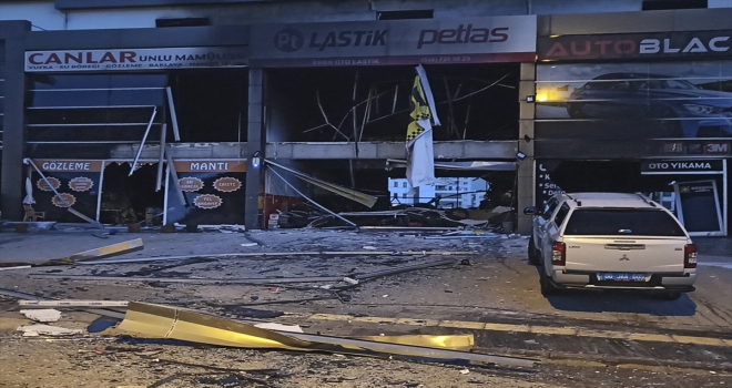 Başkentte oto lastikçide patlama sonucu çıkan yangında 3 iş yeri hasar gördü