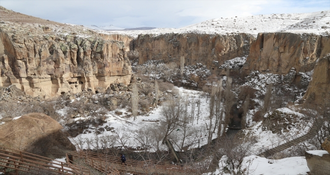 Beyaza bürünen Ihlara Vadisi'nde turistler karın keyfini çıkarıyor
