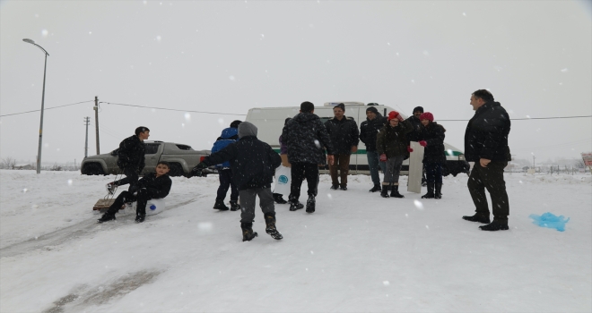Çubuk Belediye Başkanı Demirbaş çocuklarla kar topu oynadı